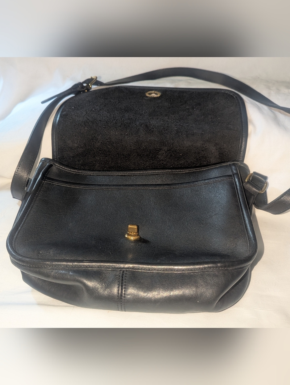 Vintage Coach Black Leather Turn-Lock Crossbody Bag 9790 - Picture 4 of 11